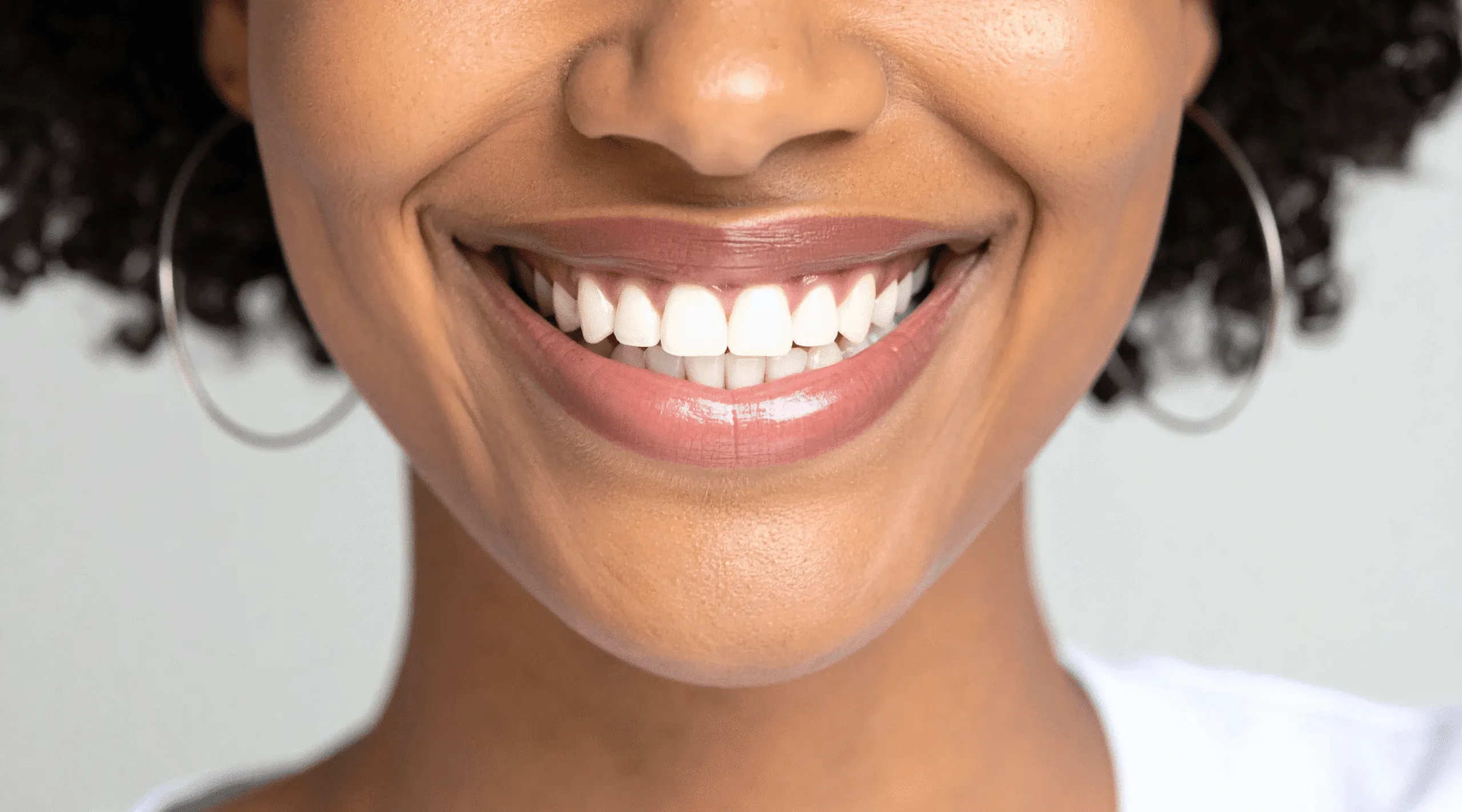 Smiling woman showing her white teeth.